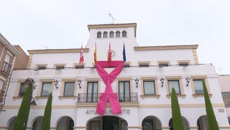 Imagen Un gran lazo rosa en Sanse conmemora la lucha contra el cáncer de mama