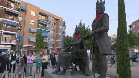 Imagen El Monumento de los Reyes Católicos ya luce el pañuelo de las fiestas de...