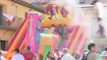 Imagen Castillo hinchable para los niños en la Plaza de la Constitución