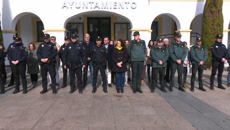 Imagen Un minuto de silencio en memoria de los agentes de la Guardia Civil...