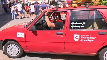 Imagen Edu Ramos exhibe el coche con el que competirá un Rally en Marruecos y...