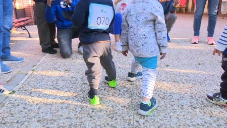 Imagen La gran familia de ´La Locomotora´ se vistió de azul para correr contra el cáncer infantil