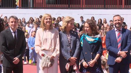 Imagen Las Infantas Dª Cristina y Dª Elena visitan el colegio que lleva su nombre en San Sebastián de los Reyes
