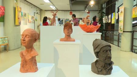 Imagen Paladeando la exposición coral de los talleres de Cultura en el Centro Claudio Rodríguez