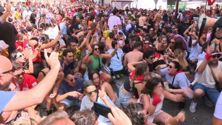 Imagen Fin de fiesta salvaje por culpa de una sandía gorda, gorda, gorda. Lo de las charangas hay que vivirlo