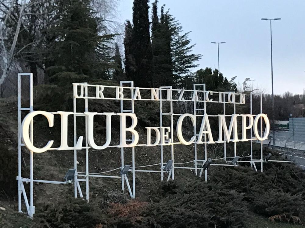 Imagen El Ministerio del Interior obligó antes del verano a eliminar la barrera de seguridad, los semáforos, y los lectores de matrículas de acceso a la urbanización Club de Campo