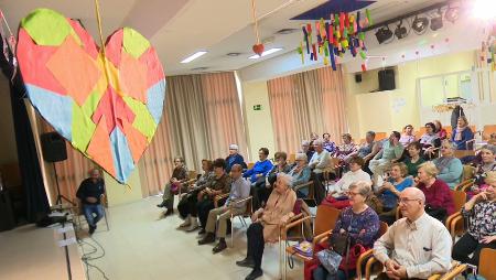 Imagen Karaoke, photocall y mucho romanticismo en el Centro de Mayores Gloria...