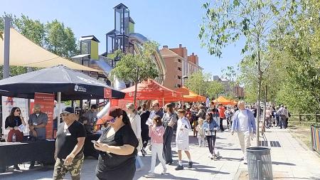 Imagen Día de libros y rosas en la Feria del Libro de Sanse