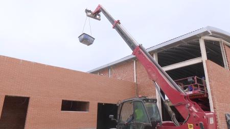 Imagen Ya se alza la nave del futuro nuevo pabellón deportivo en el CEIP Buero...