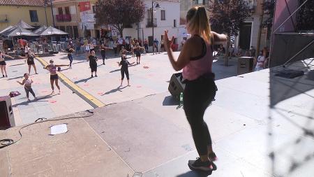 Imagen Zumba hoy en la plaza de Sanse con el polideportivo municipal Dehesa...