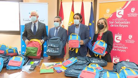 Imagen Sanse y la Acción Social de Caixa Bank reparten 950 mochilas con...